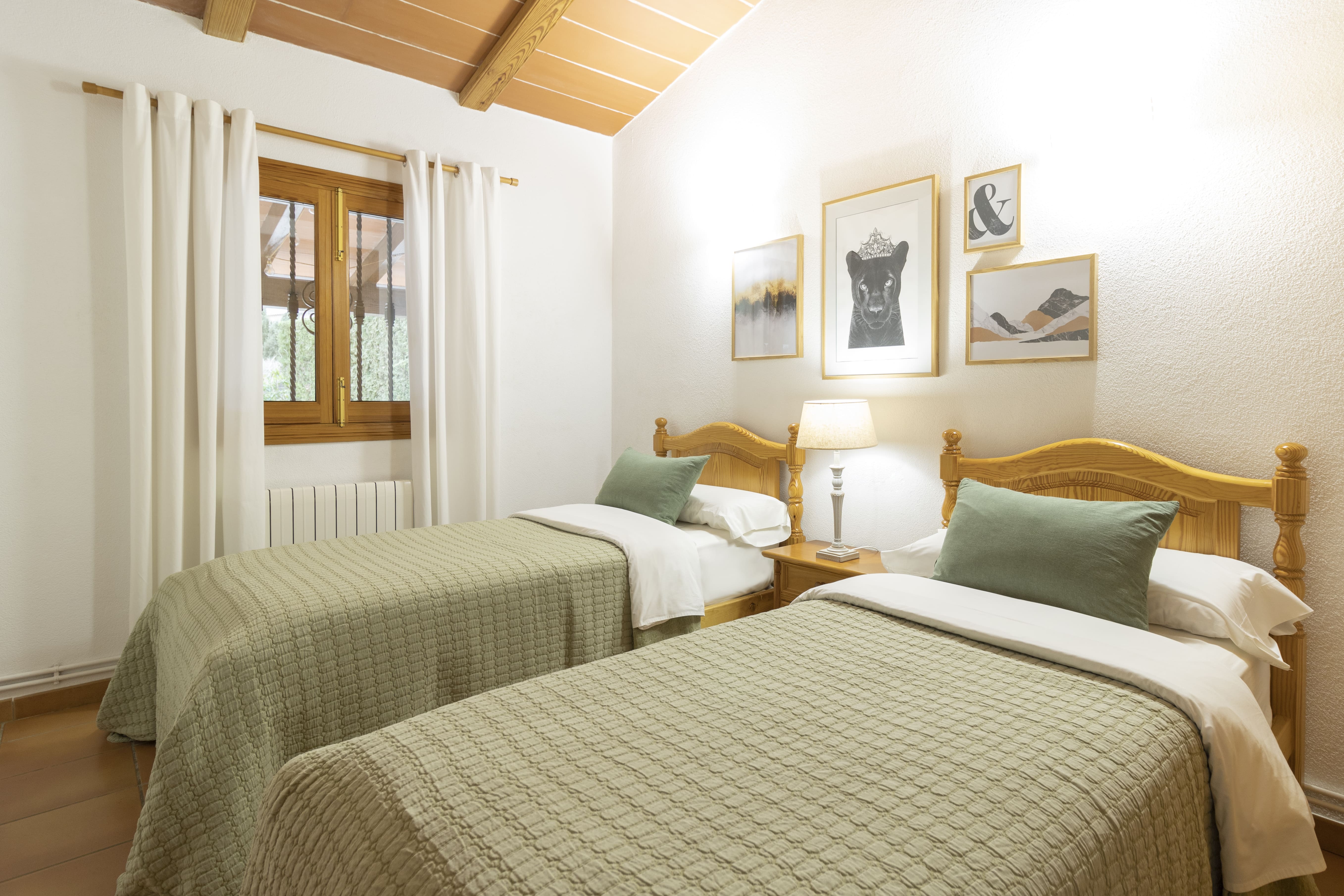 Twin bedroom